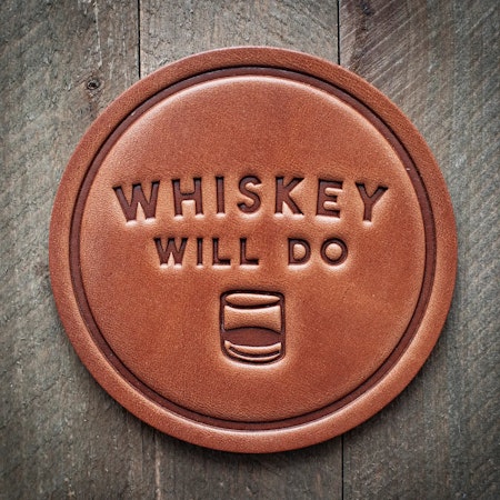 Whisky will do glassbrikke i skinn, 10 cm