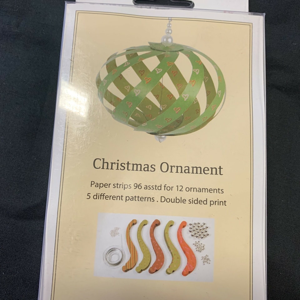 Julgranskulor av pappersstrimlor