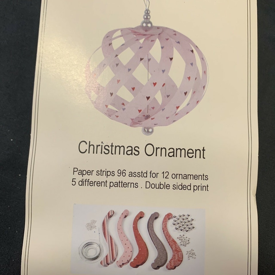 Julgranskulor av pappersstrimlor