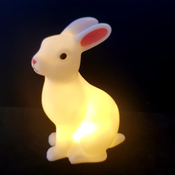 En tänd nattlampa i form av kanin. klockbatteri ingår