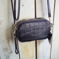 svart handväska i skinn med axelrem. Krokodilskinnsimitation
