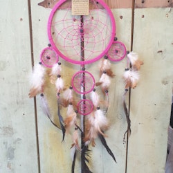 Drömfångare i rosa. En stor, 4 små cirklar med naturfärgade fjädrar och svarta pärlor