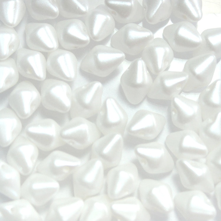 Alabaster Pastel White Spiky Button 50st