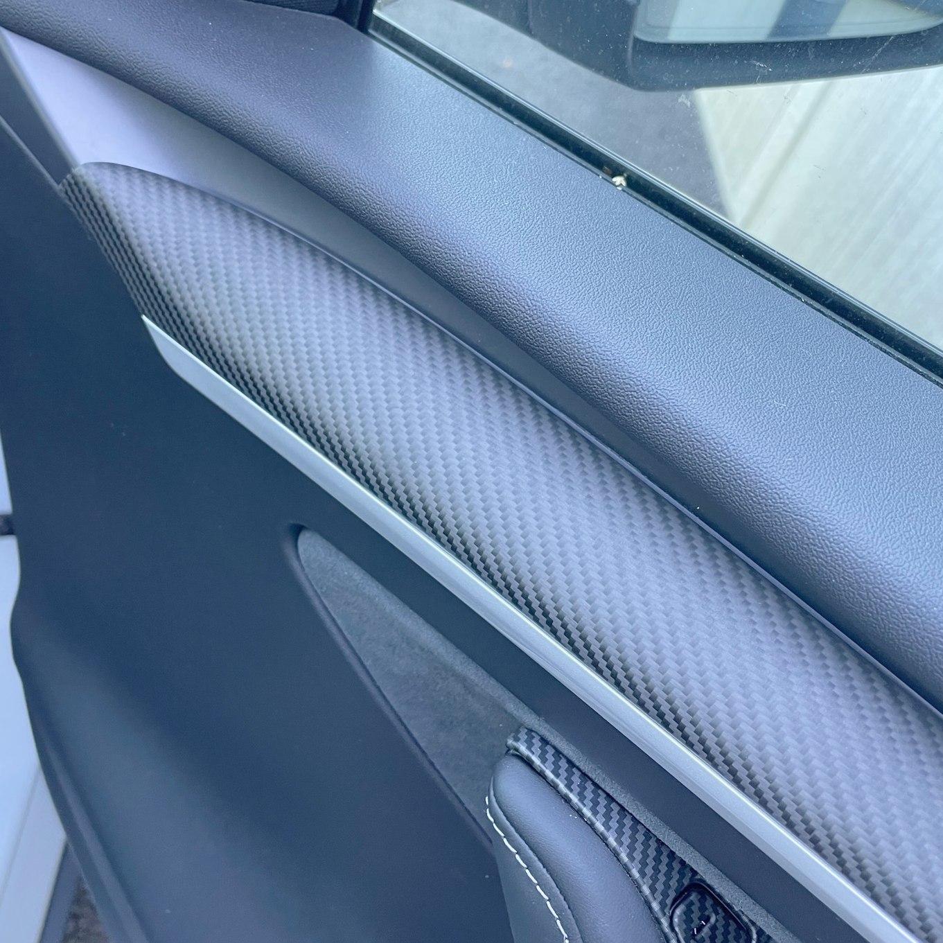 Kojelaudan ja oven paneelit, matta aitoa hiilikuitua - Tesla Model 3 2021/Y