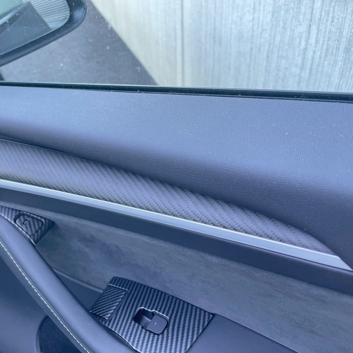 Kojelaudan ja oven paneelit, matta aitoa hiilikuitua - Tesla Model 3 2021/Y