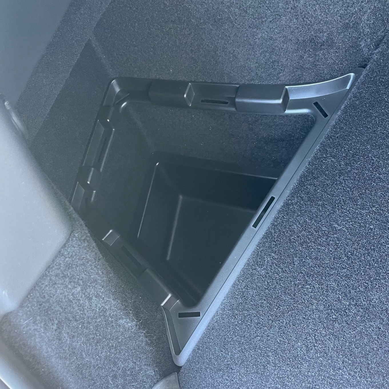 Ylimääräiset lattiapalat matkatavaroille mukaan lukien pidike, 2 kpl sarja - Tesla Model Y