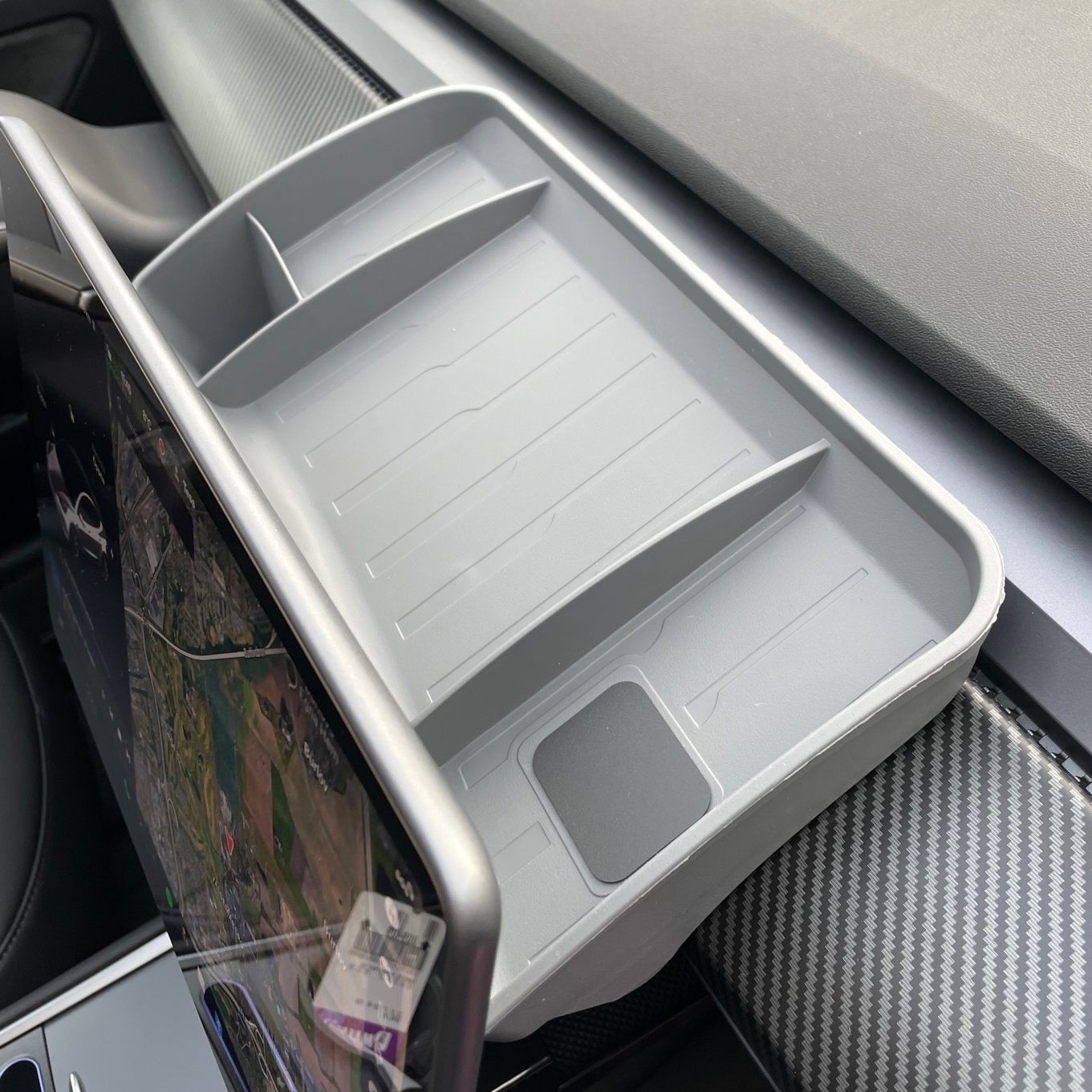 Säilytyslaatikko näytön taakse - harmaa - Tesla Model 3/Y