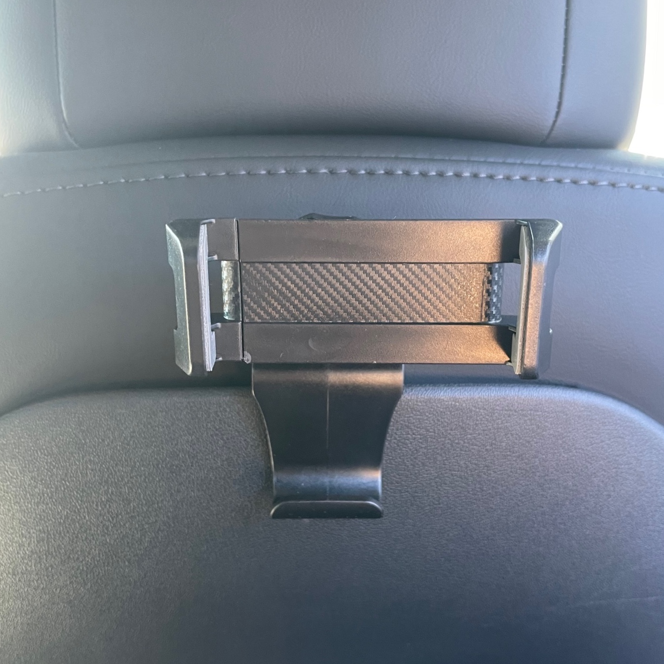 Matkapuhelinteline takapenkille - Tesla Model 3/Y