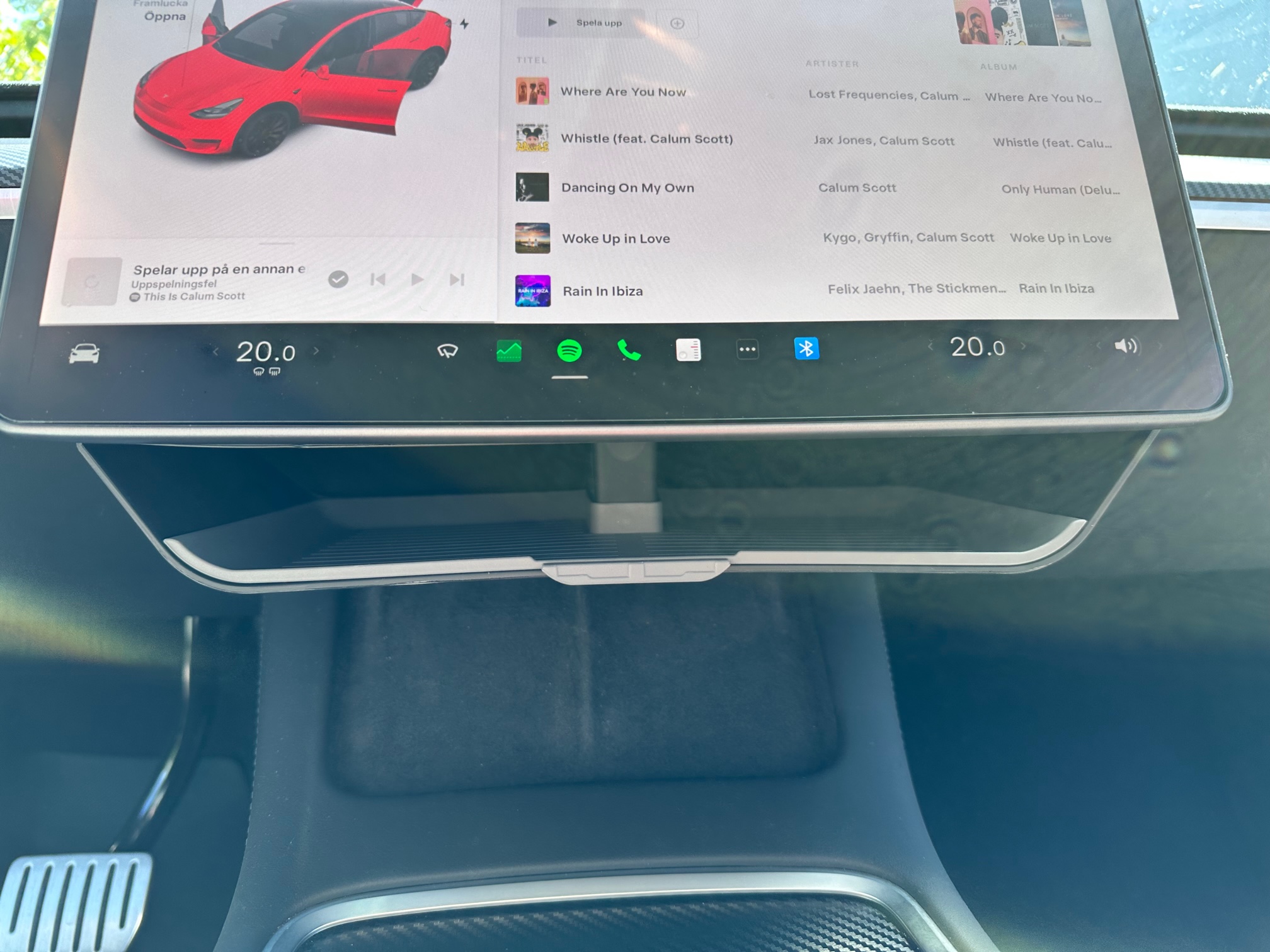 Säilytyslokero näytön alle - Tesla Model 3/Y