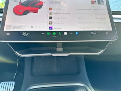 Säilytyslokero näytön alle - Tesla Model 3/Y