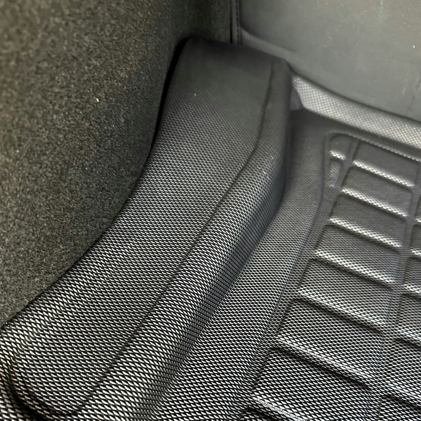 Takaluukun matto XPE, ruuduilla - Tesla Model 3