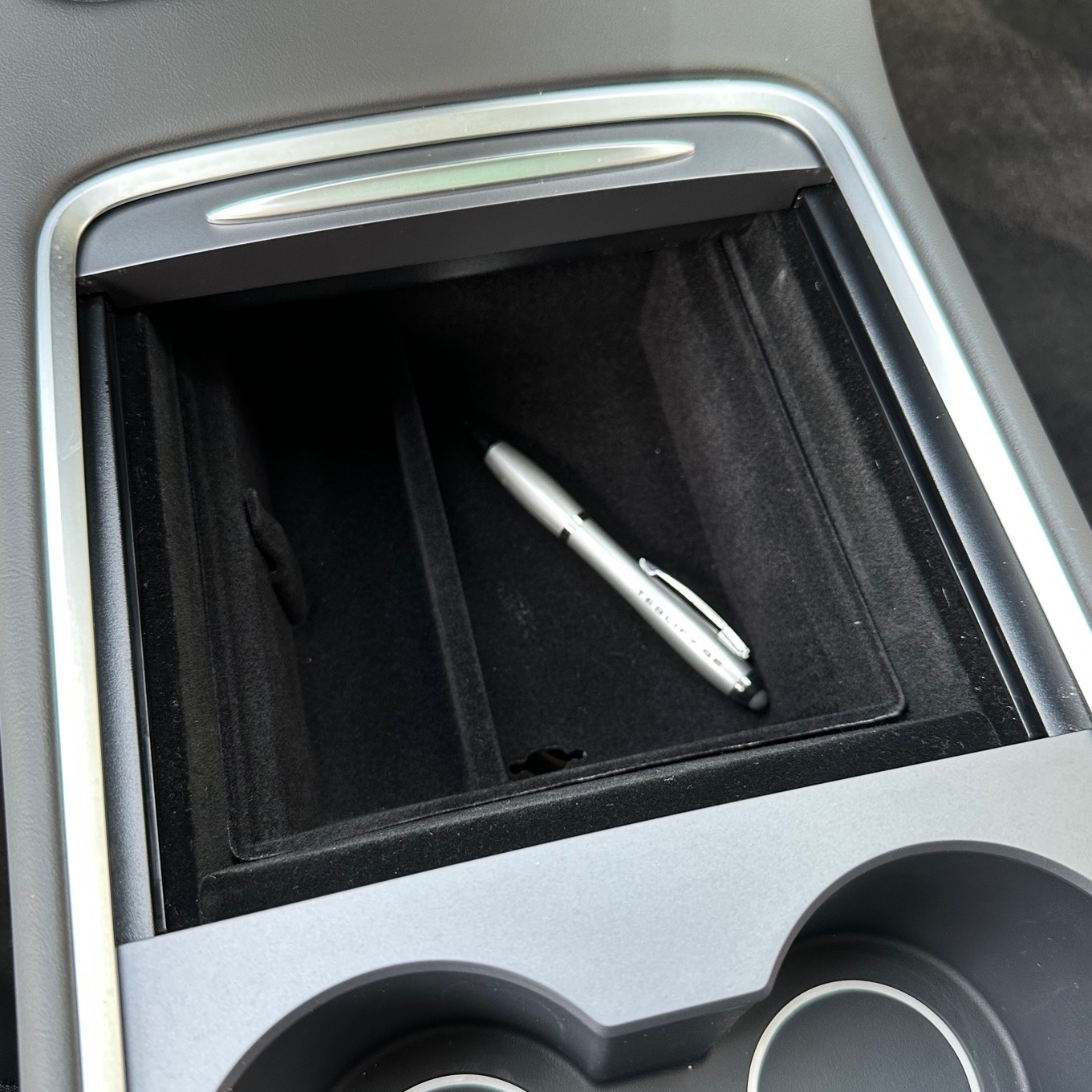 Säilytyslaatikko keskikonsoliin lasipidikkeellä - Tesla Model 3 2021/Y