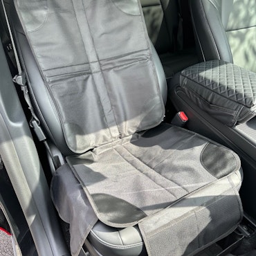 Istuinpäällinen lasten turvaistuimiin lisäsuojalla, musta sauma - Tesla Model 3/Y+ S/X 2021->
