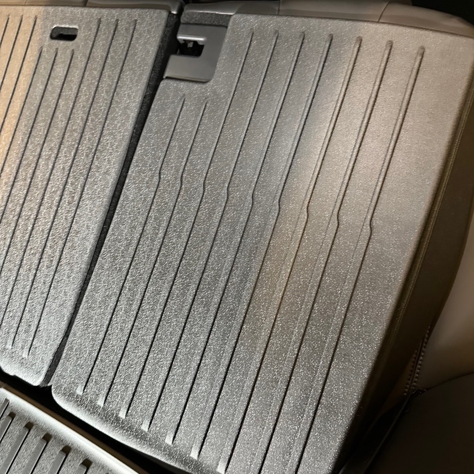 Suoja takaistuimen selkänojan taustalle, TPE-materiaali - Tesla Model 3 Highland