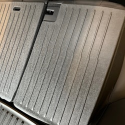 Suoja takaistuimen selkänojan taustalle, TPE-materiaali - Tesla Model 3 Highland
