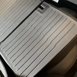 Suoja takaistuimen selkänojan taustalle, TPE-materiaali, nano-kuvioitu - Tesla Model 3 Highland