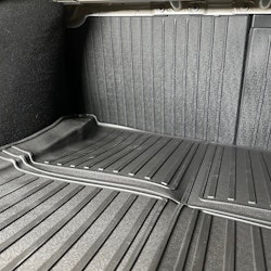 Suoja takaistuimen selkänojan taustalle, TPE-materiaali - Tesla Model 3 Highland