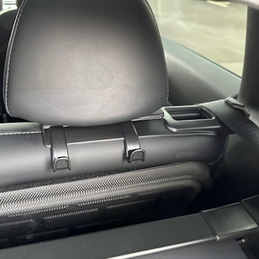 Takaistuimen turvavyön pidikkeet ripustuskoukuilla - Tesla Model Y