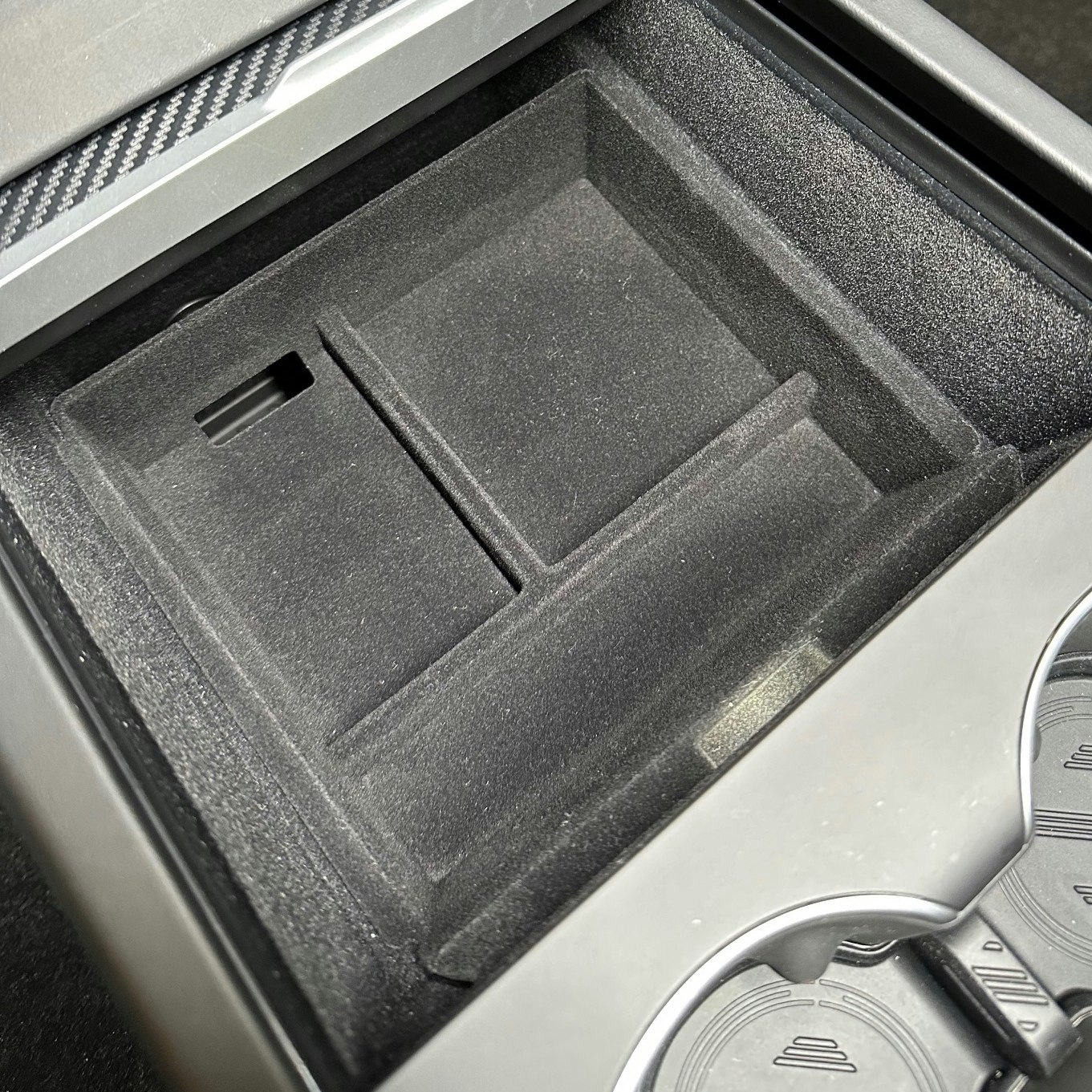 Keskikonsolin säilytyskotelo, samettipintainen, versio 2 - Tesla Model 3 2023.10-/Model Y 2025.3-