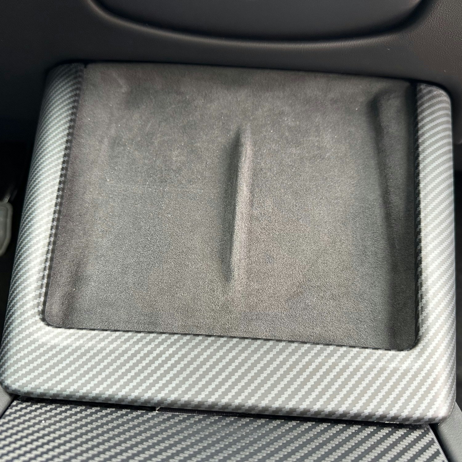 Hiilikuitupaneeli puhelinlaturin ympärille – mattapinta - Tesla Model 3 2023.10-/Model Y 2025.3-
