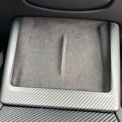 Hiilikuitupaneeli puhelinlaturin ympärille – mattapinta - Tesla Model 3 2023.10-/Model Y 2025.3-
