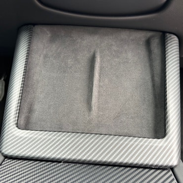 Hiilikuitupaneeli puhelinlaturin ympärille – mattapinta - Tesla Model 3 2023.10-/Model Y 2025.3-