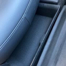 Säilytystila kannella etuistuimen alle - Tesla Model Y