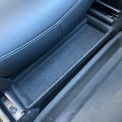 Säilytystila kannella etuistuimen alle - Tesla Model Y