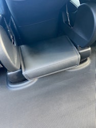 Takaistuimen säilytystila, vegaaninen nahka - Tesla Model Y