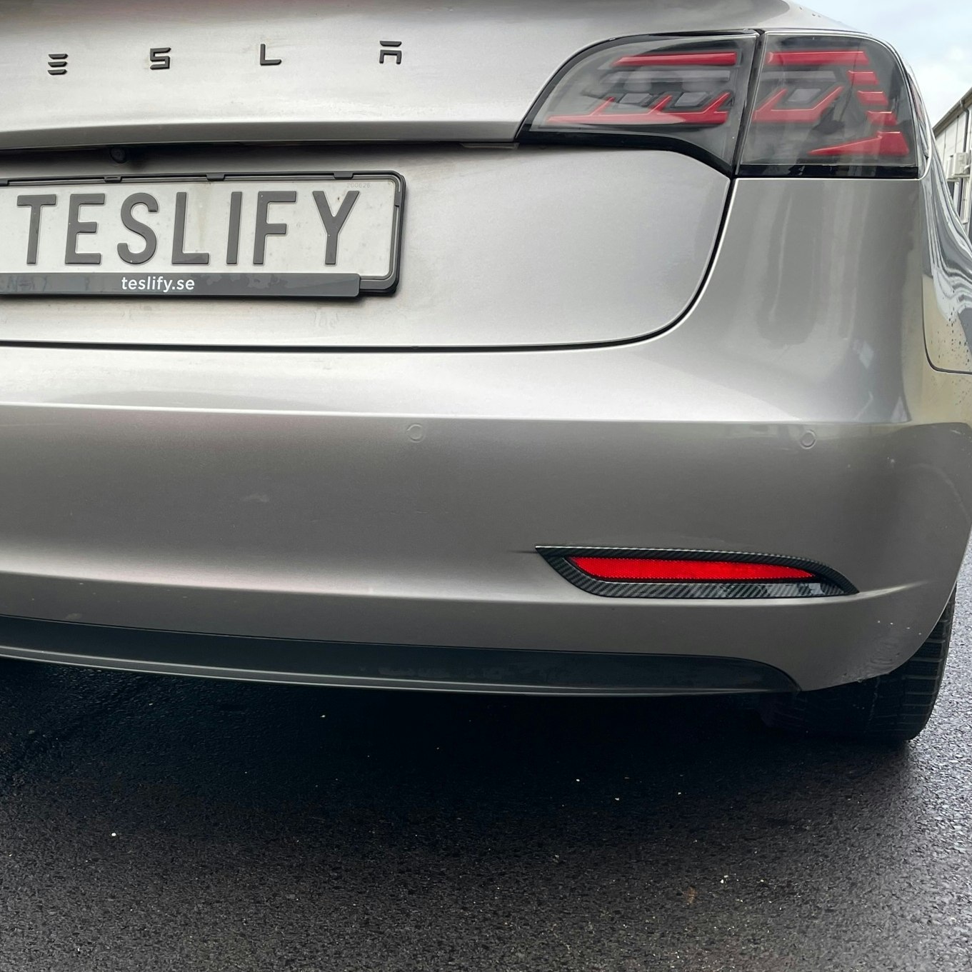 Takaheijastimien paneelit. Kiiltävää hiilikuitua - Tesla Model 3