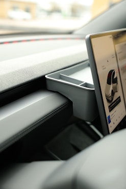 Säilytyslokerikko näytön taakse - harmaa - Tesla Model 3 Highland/Model Y Juniper