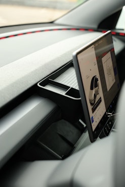 Säilytyslokerikko näytön taakse - musta - Tesla Model 3 Highland/Model Y Juniper