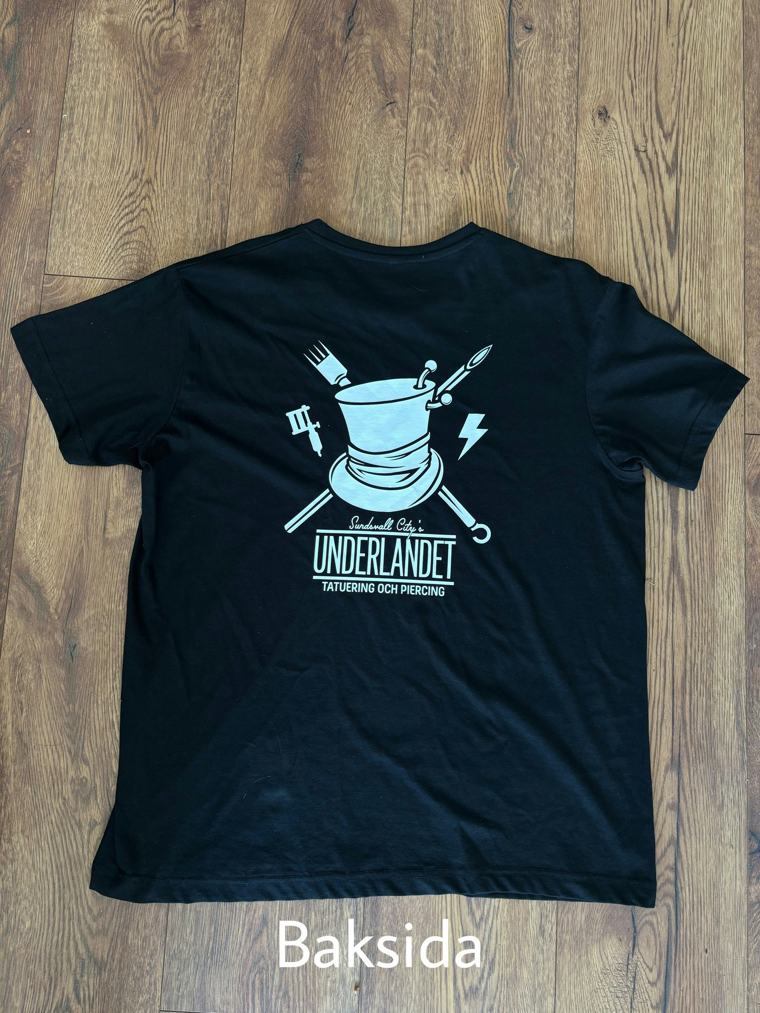 T-shirt med Underlandet loga fram och bak