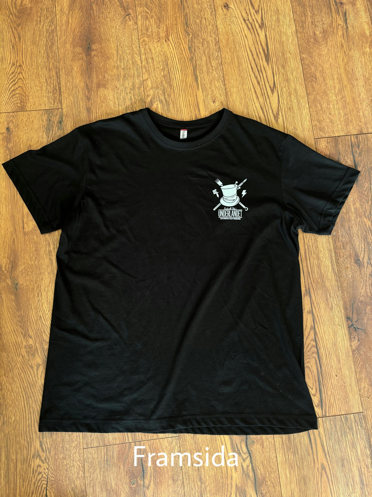 T-shirt med Underlandet loga fram och bak