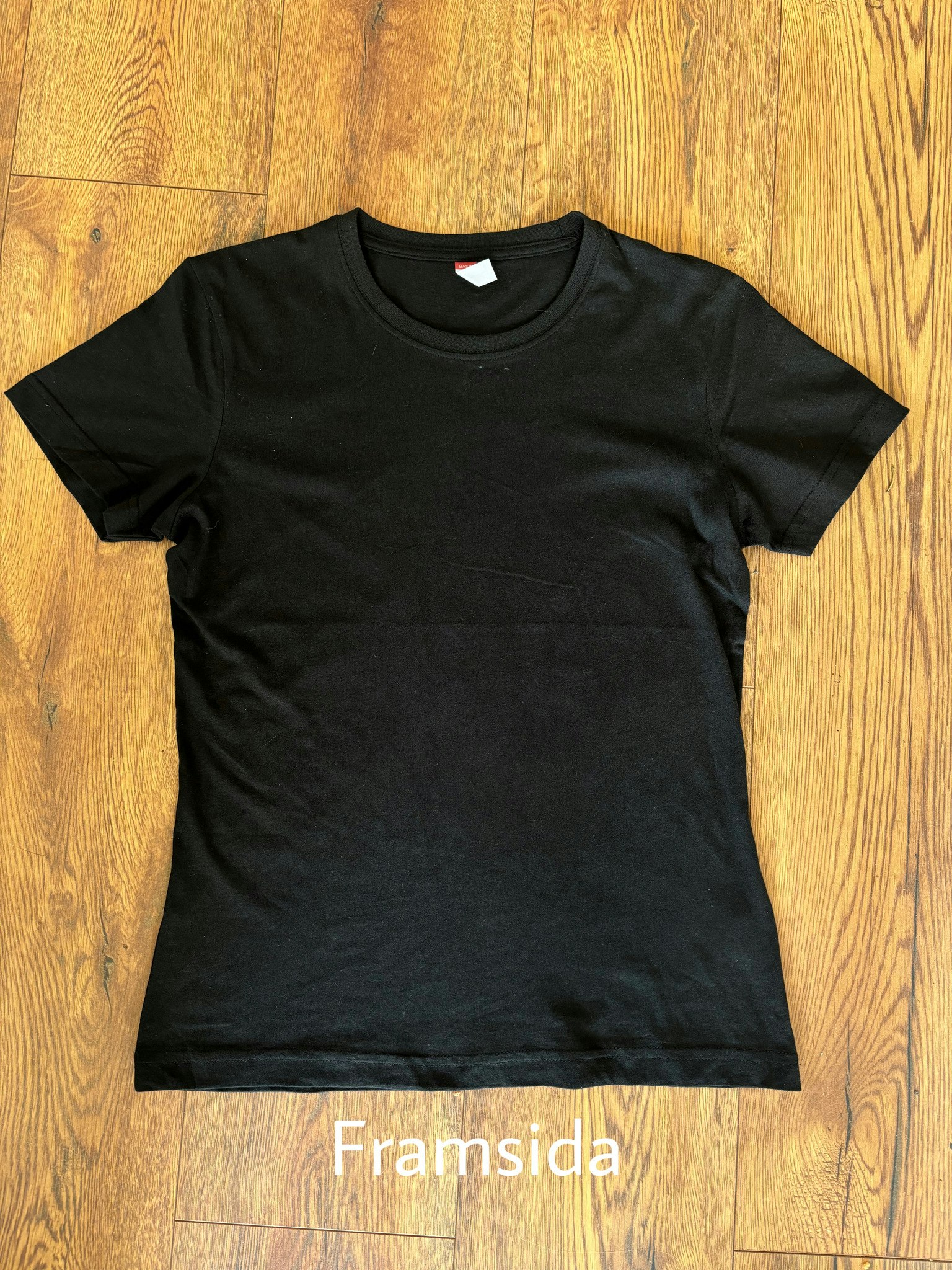 T-Shirt med Underlandet loga bak