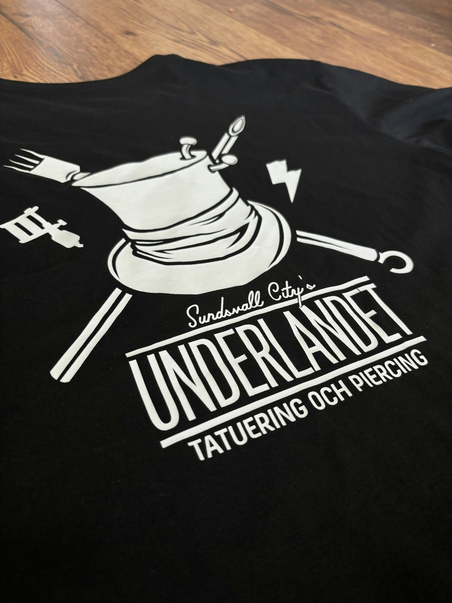 T-shirt med Underlandet loga fram och bak