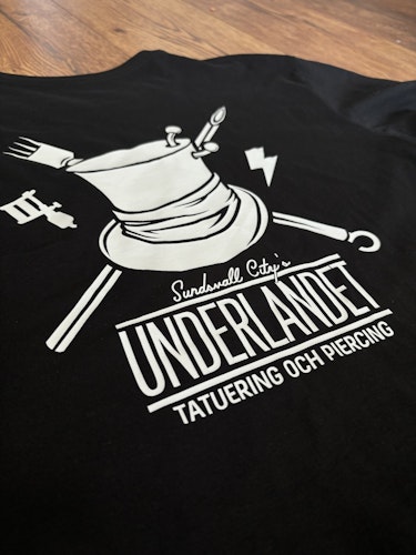 T-shirt med Underlandet loga fram och bak
