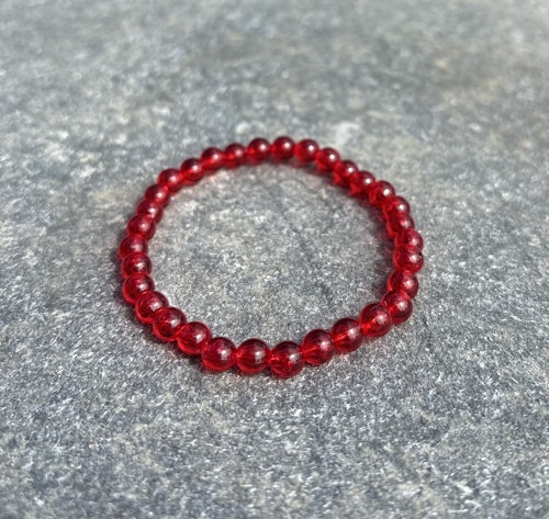 Röd armband med akrylpärlor