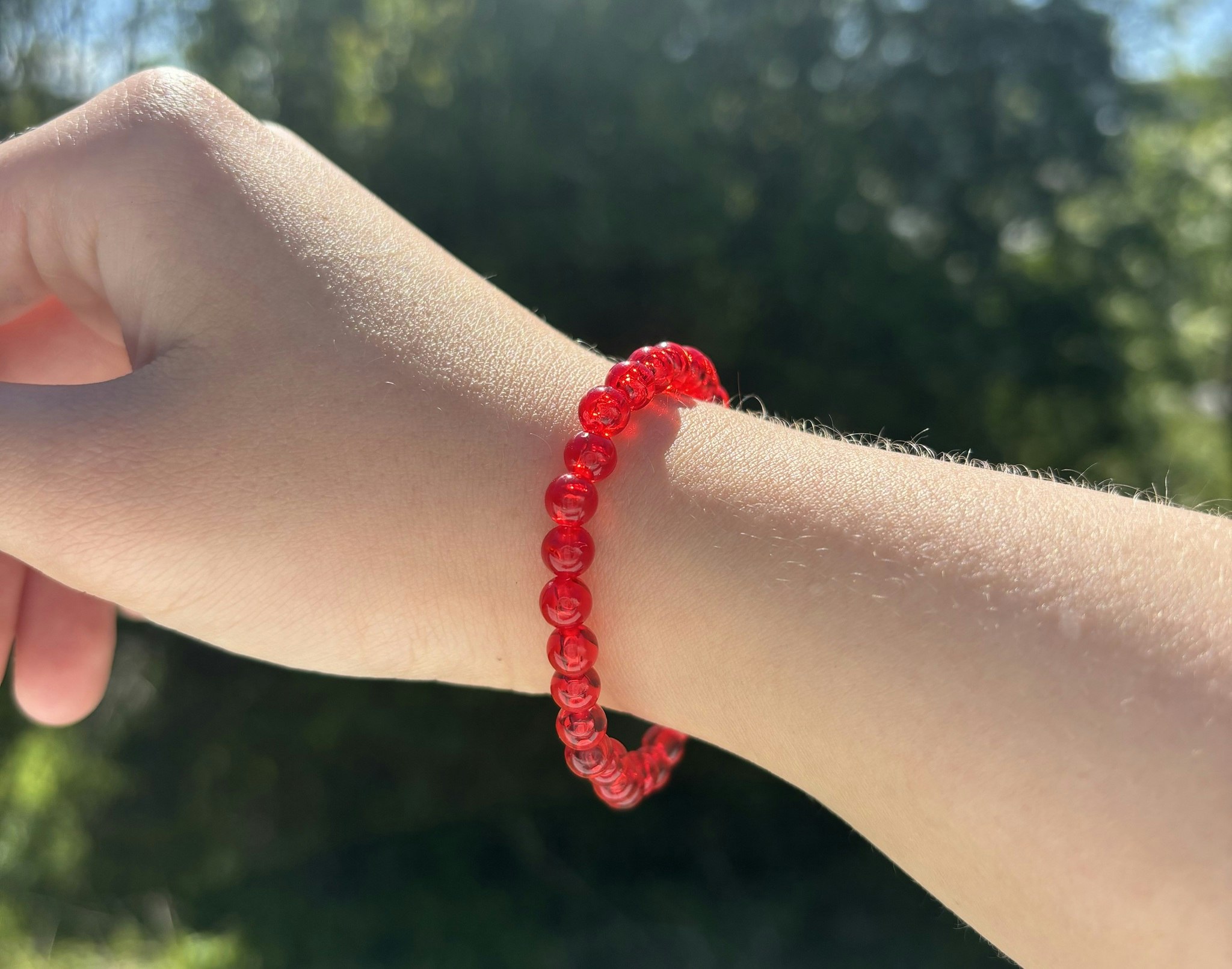 Röd armband med akrylpärlor