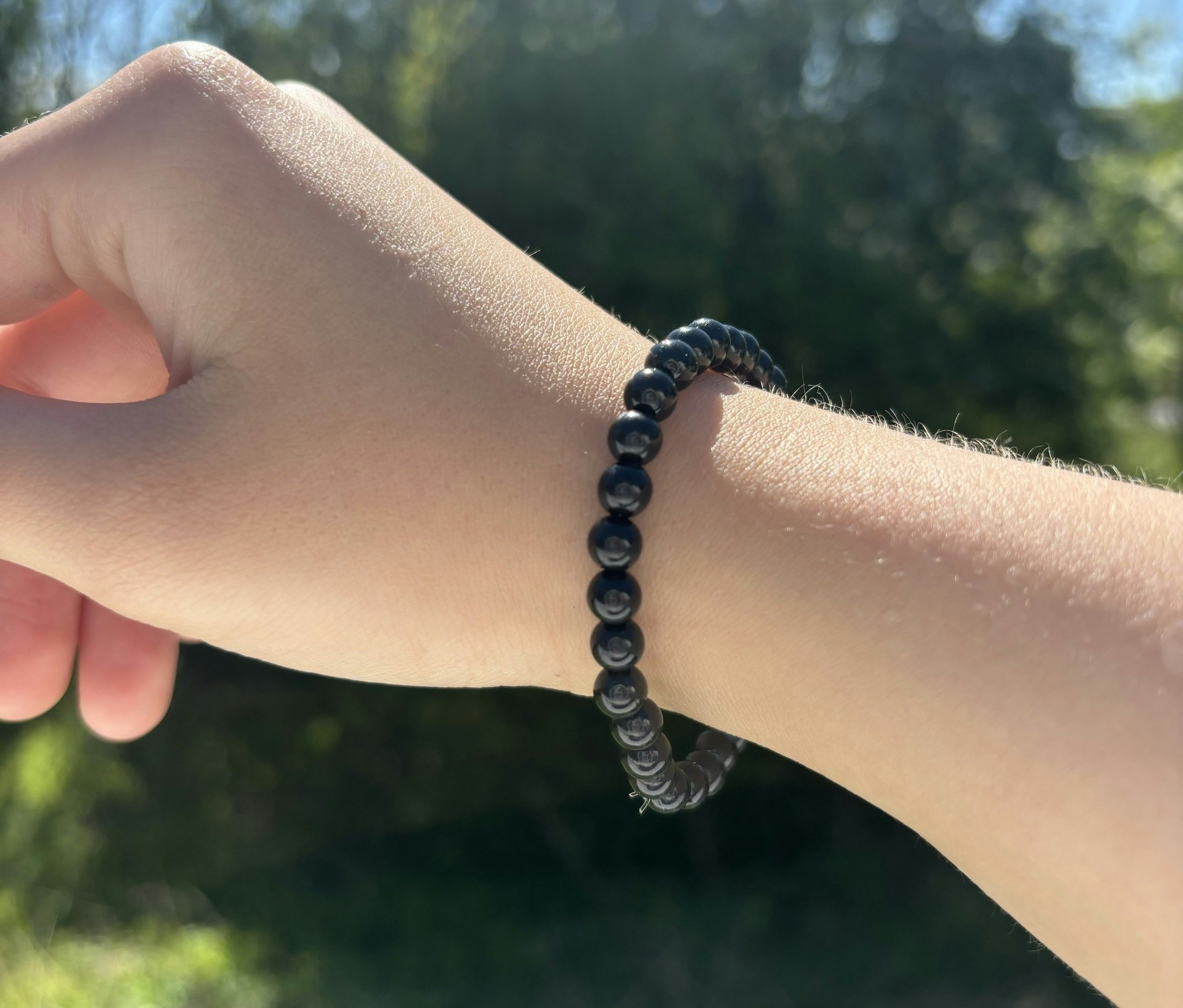 Svart armband med akrylpärlor