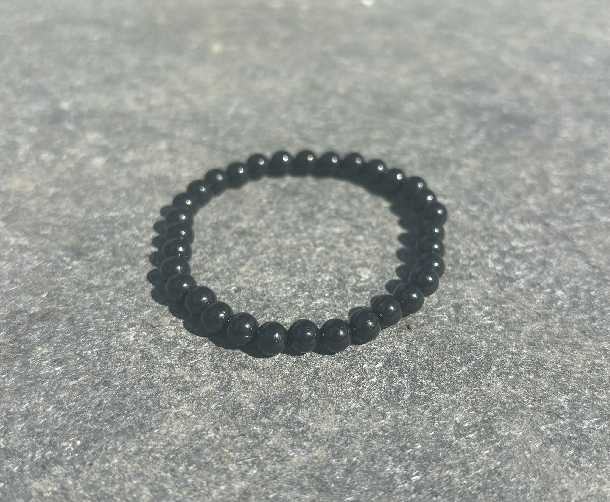 Svart armband med akrylpärlor