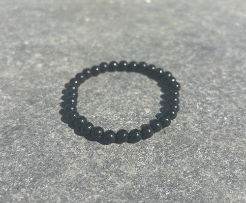 Svart armband med akrylpärlor