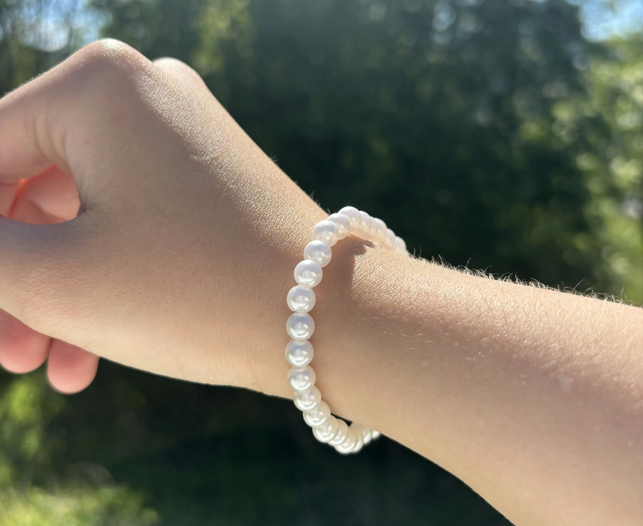 Vitt armband med akrylpärlor