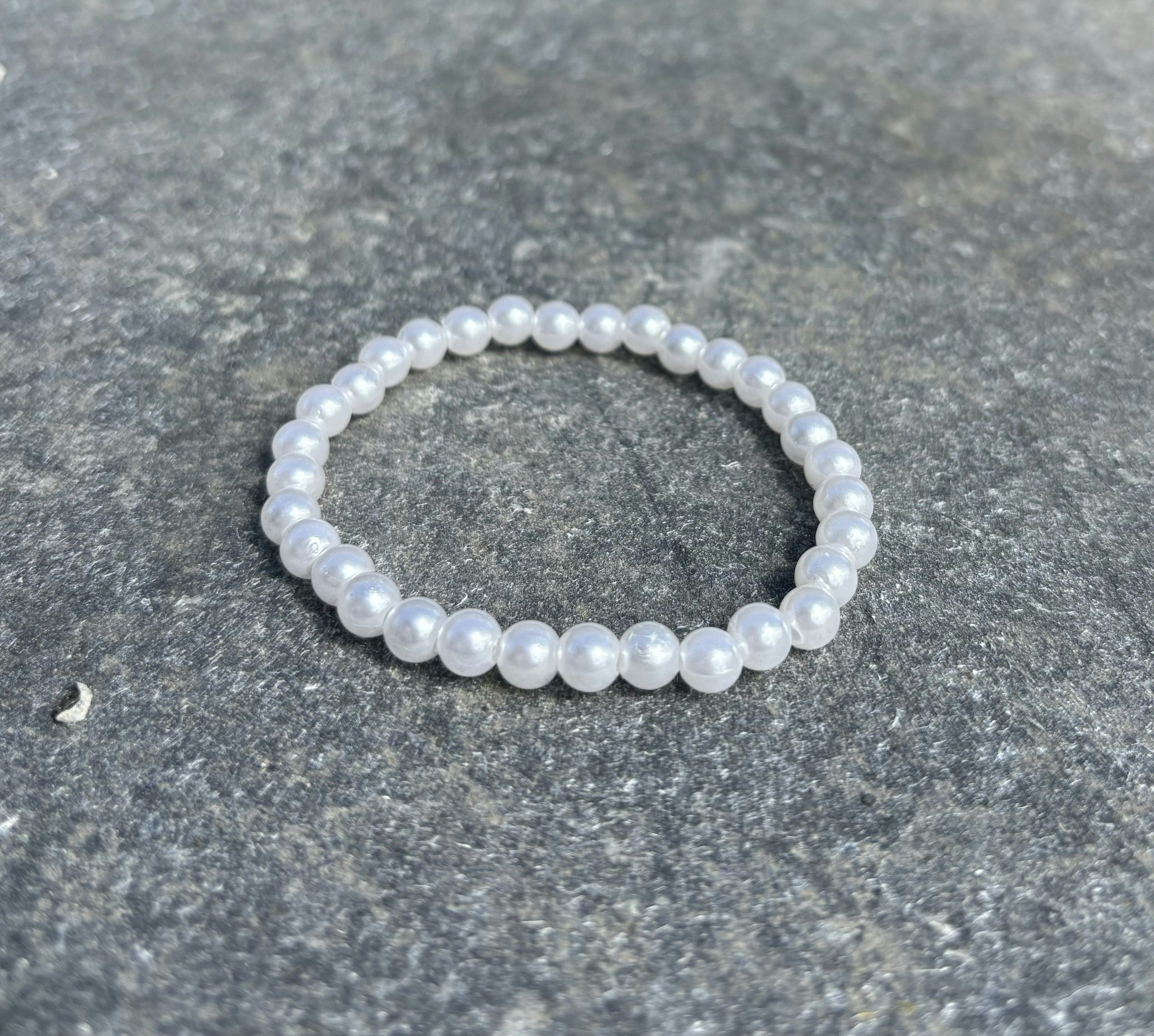 Vitt armband med akrylpärlor
