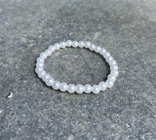 Vitt armband med akrylpärlor