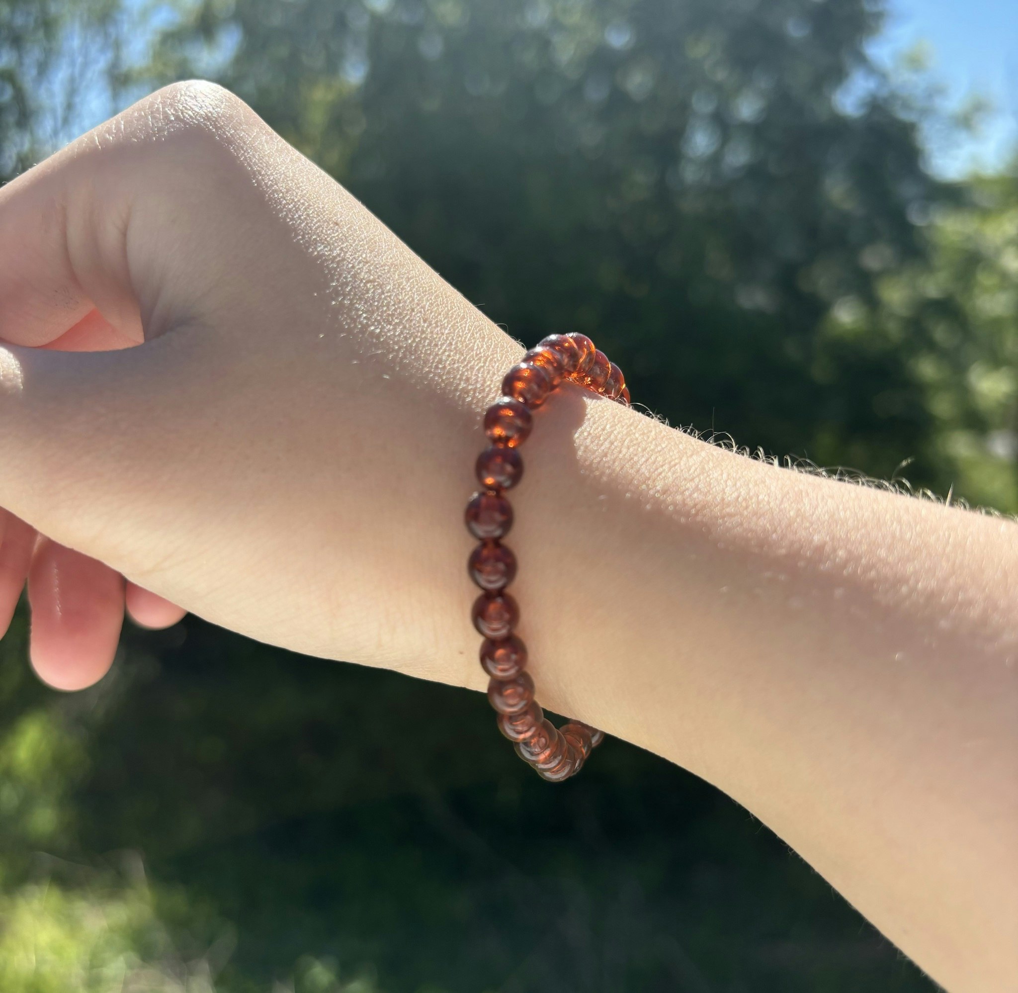 Brunt armband med akrylpärla