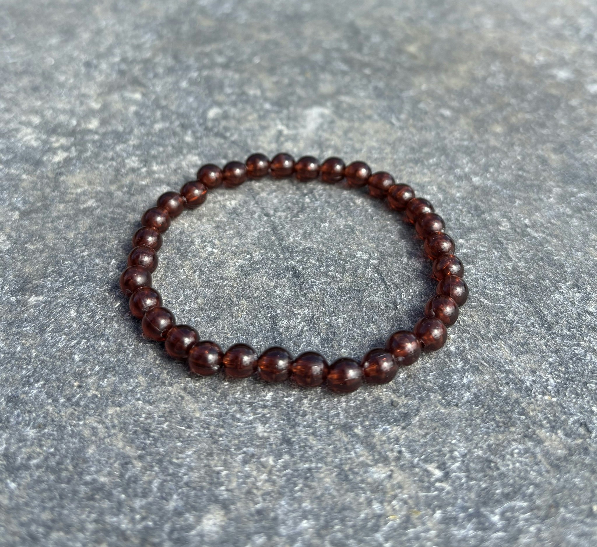 Brunt armband med akrylpärla