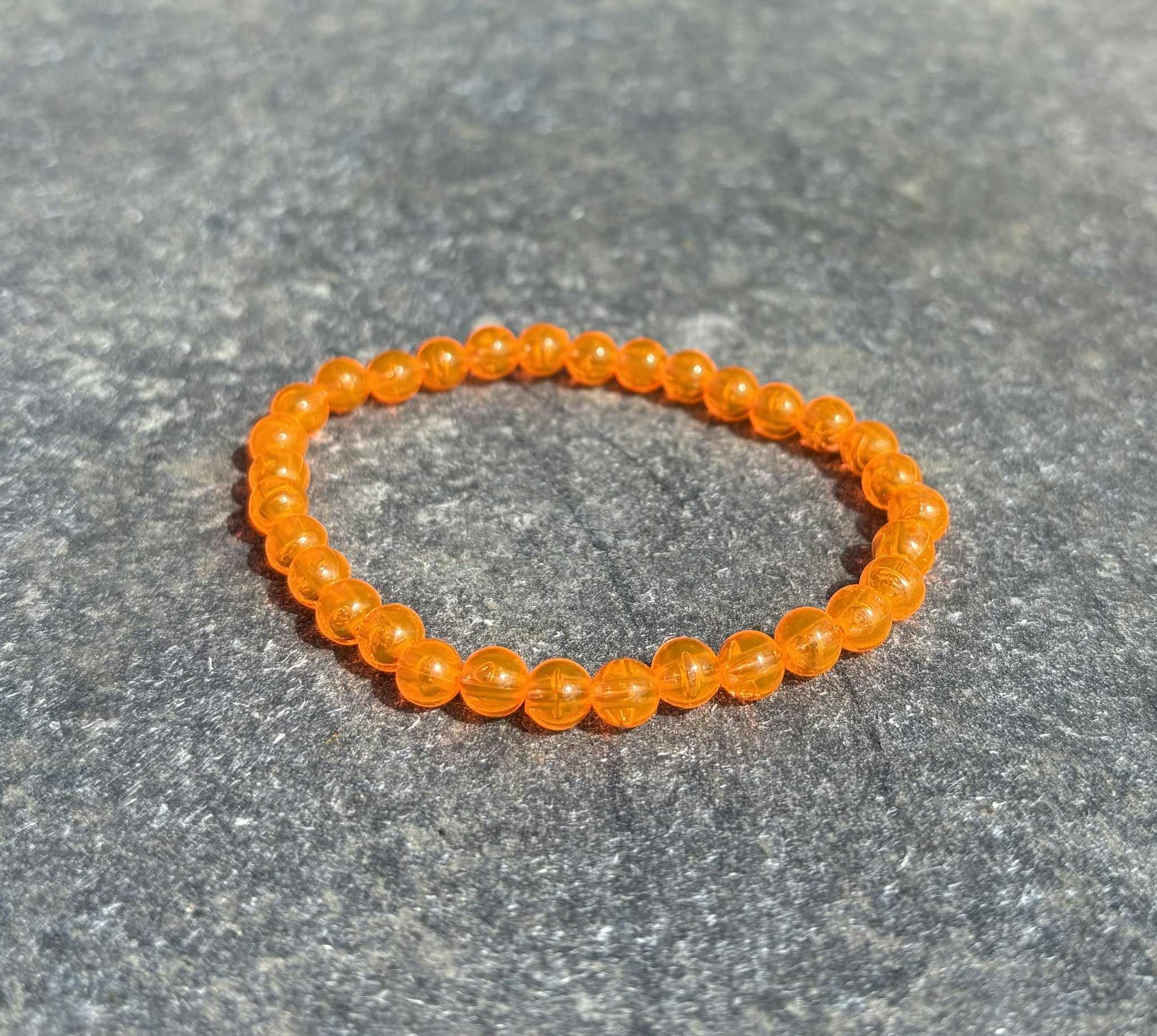 Orange armband med akrylpärlor