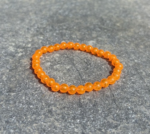 Orange armband med akrylpärlor