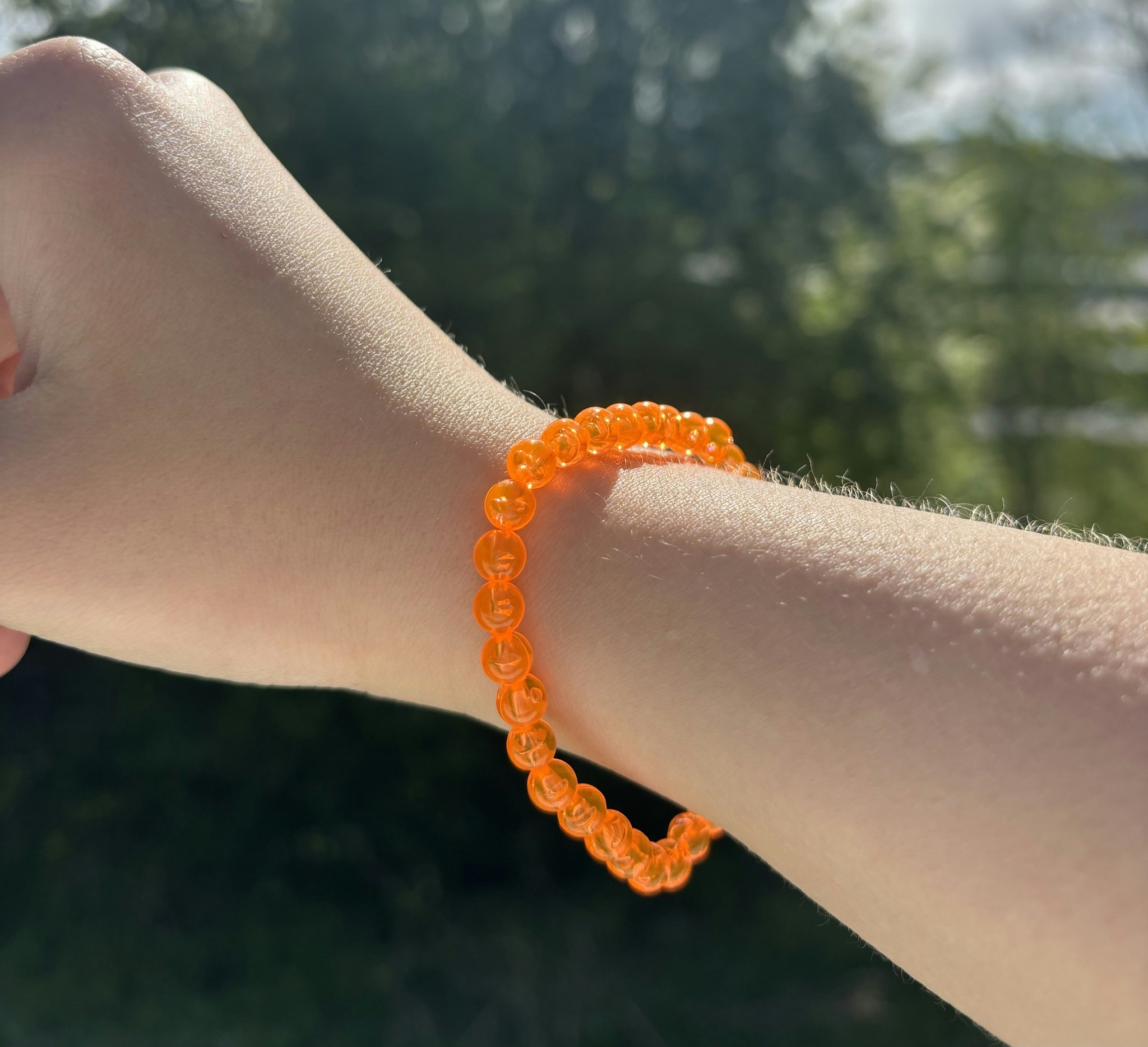 Orange armband med akrylpärlor